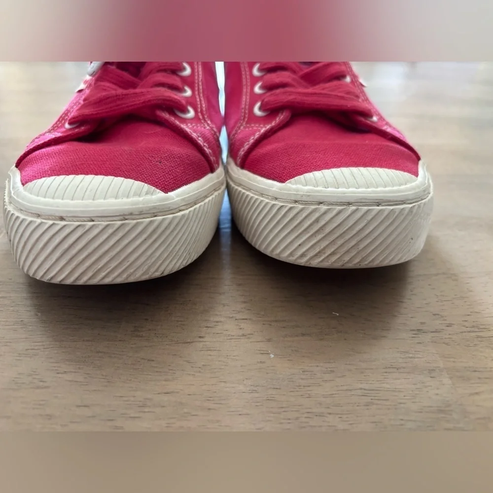 Cariuma Pantone Magenta sneakers size 8 ethically produced - Picture 8 of 9